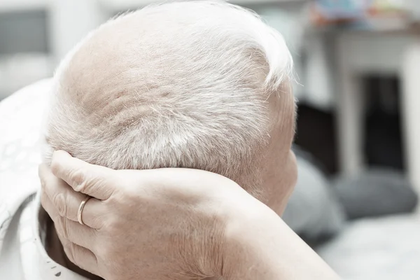 Senior legt sich auf das Bett — Stockfoto