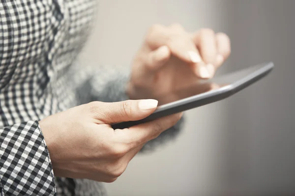 Womanworking com tablet digital dentro de casa — Fotografia de Stock