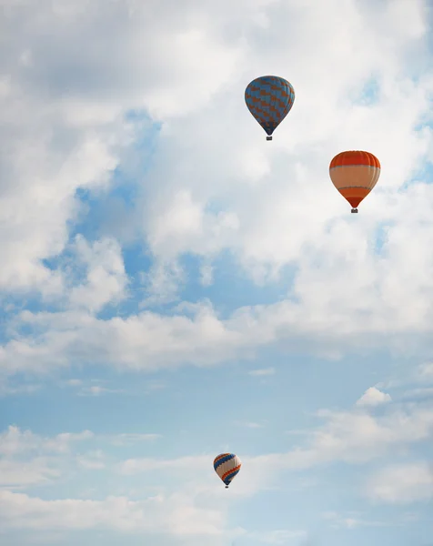 Воздушные шары в голубом небе — стоковое фото
