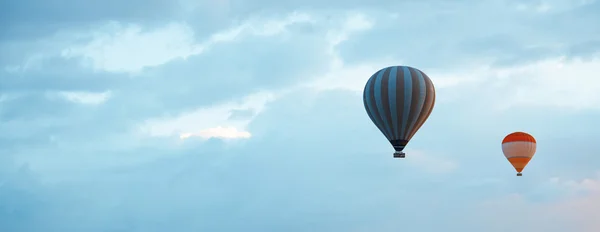 Lucht ballonnen in blauwe hemel — Stockfoto