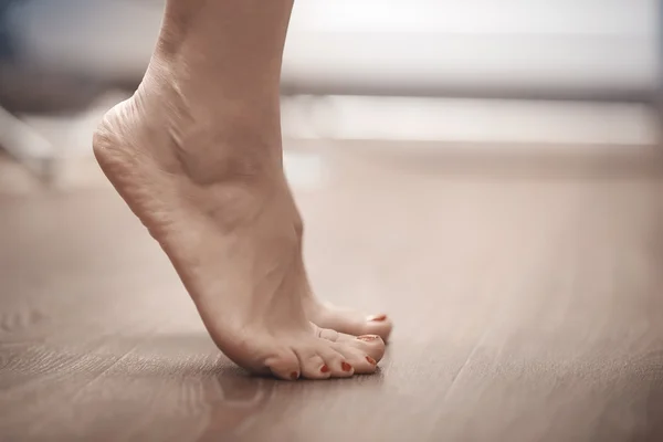 Femeie tiptoeing — Fotografie, imagine de stoc