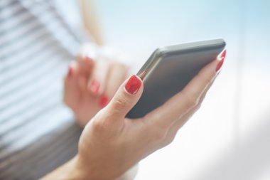 Akıllı telefon kullanan kadın