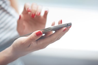 Akıllı telefon kullanan kadın