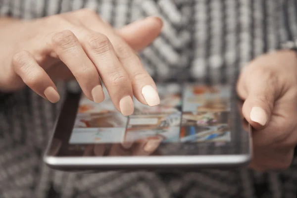 Tablet PC user — Stockfoto