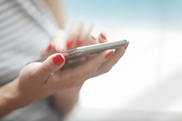 Mujer usando smartphone —  Fotos de Stock