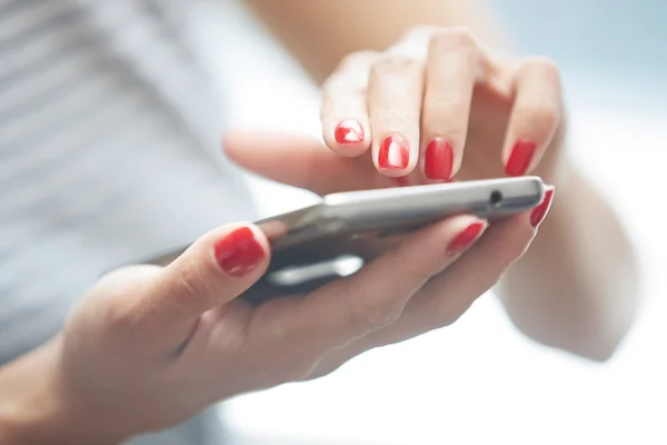 Mujer usando smartphone —  Fotos de Stock