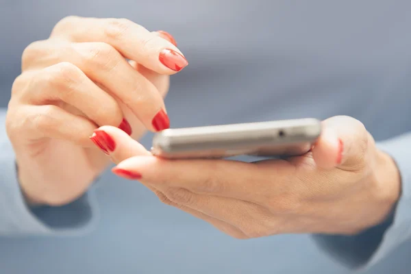 Kvinna med hjälp av smartphone — Stockfoto