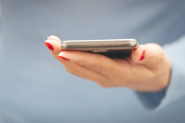 Mujer con smartphone —  Fotos de Stock