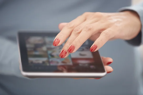 Vrouw met tabletcomputer — Stockfoto