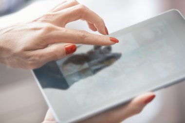 Tablet bilgisayarlı kadın