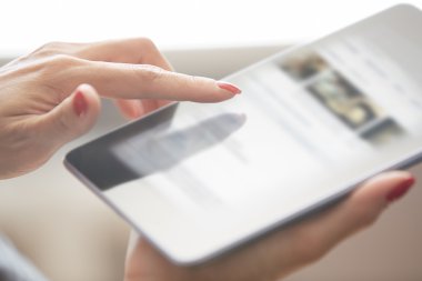 Tablet bilgisayarlı kadın