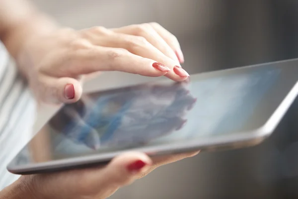 Woman with tablet computer — Stock Photo, Image