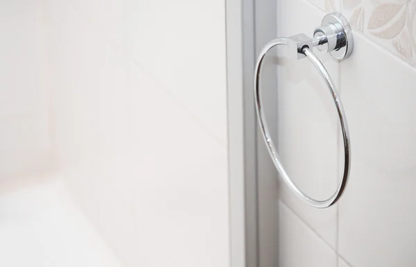 Handdoek houder in de badkamer — Stockfoto