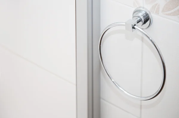 Handdoek houder in de badkamer — Stockfoto