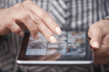 Tablet bilgisayarlı kadın