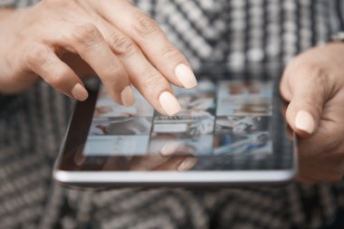 Tablet bilgisayarlı kadın