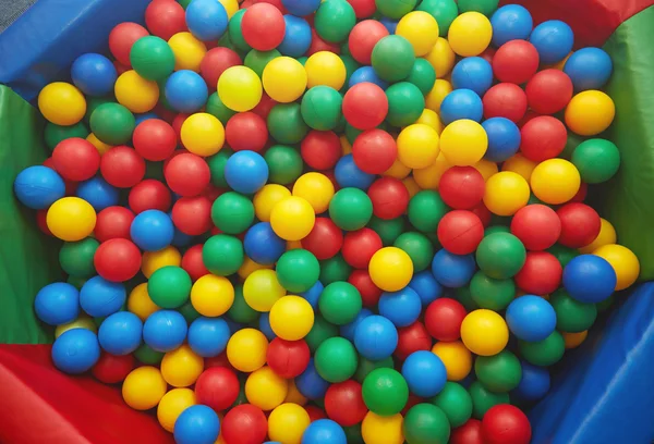 Boules en plastique multicolores — Photo