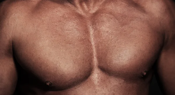 Bröstet av muskulös mannen — Stockfoto
