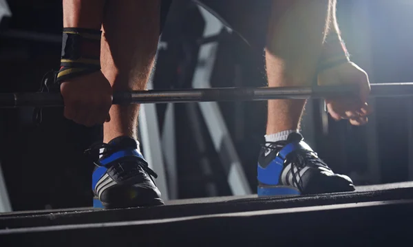 Levantamiento de pesas en el gimnasio —  Fotos de Stock