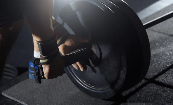 Levantamiento de pesas en el gimnasio —  Fotos de Stock