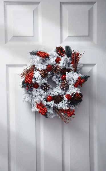 Bir kapı üzerinde Noel çelenk — Stok fotoğraf