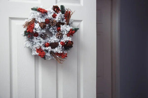 Χριστούγεννα στεφάνι σε μια πόρτα — Φωτογραφία Αρχείου