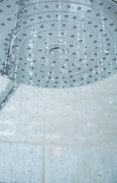 Cabezal de ducha con agua corriente — Foto de Stock