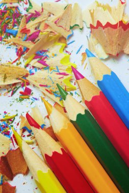 Renkli kalemler ve çöp kutusu