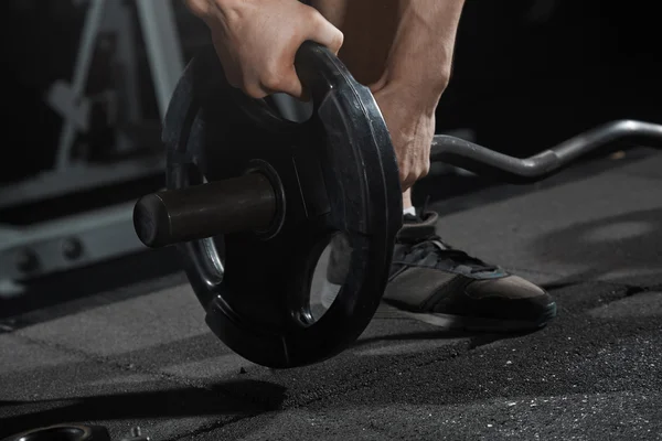 Man förbereder skivstång på gym — Stockfoto