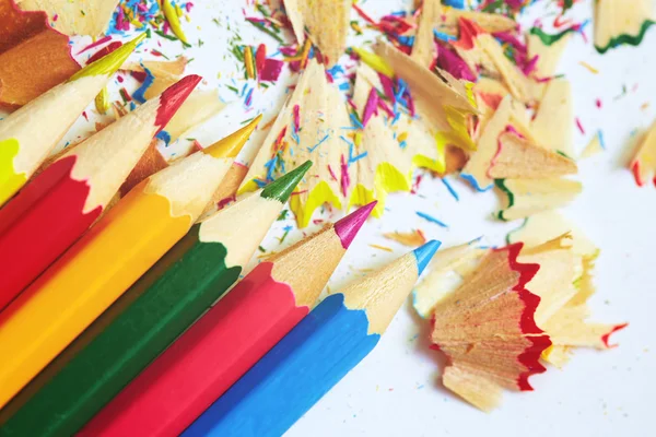 Lápices de colores y basura —  Fotos de Stock