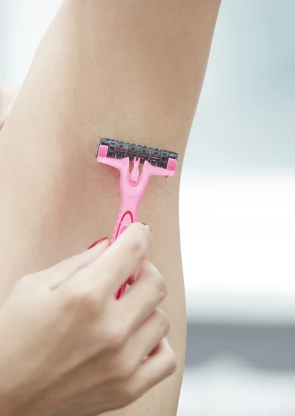 Woman shaving armpit — Stock Photo, Image