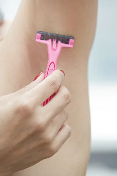 Woman shaving armpit — Stock Photo, Image