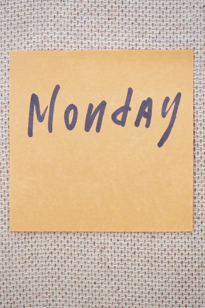 Montag auf einem Zettel geschrieben — Stockfoto