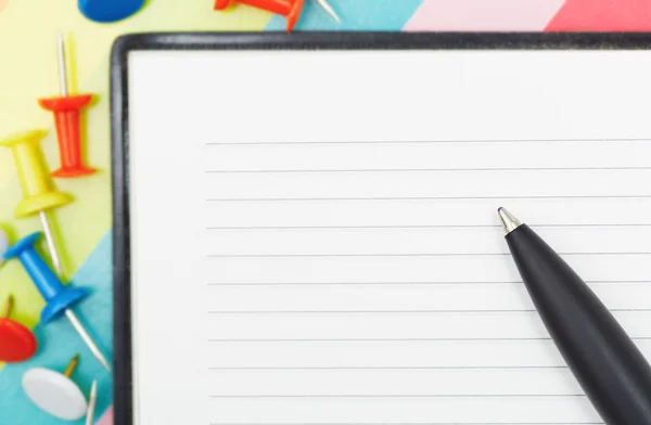 Notepad with pen and pushpins — Stock Photo, Image