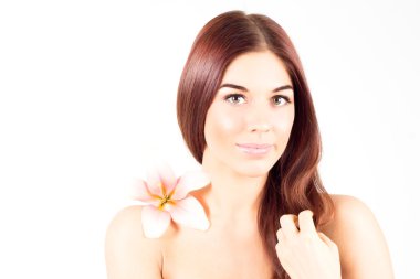 Saçlarını dokunmadan güzel kadın. Pembe çiçek gülümseyen kadın. Taze ve temiz bir cilt kadınla.