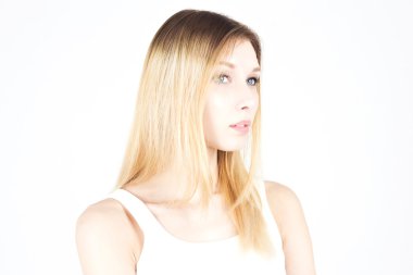 Beyaz bir arka plan üzerinde renkli saçlı güzel sarışın. Kuaför.