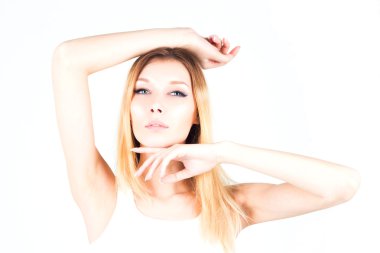 Elini kaldırdı beyaz bir zemin üzerine güzel bir kadın. Epilasyon ağda. Shugaring sonuçları. Güzellik kavramı.