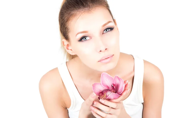 Portrait avec maquillage permanent tenant fleur rose . — Photo