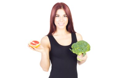 Greyfurt ve brokoli gösteren gülümseyen güzellik kadın. Diyet oturan kadın. Vegan gıda.