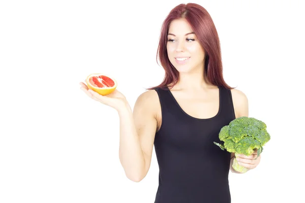 Greyfurt seyir ve brokoli tutan gülümseyen güzellik kadın. Diyet oturan kadın. Vegan gıda.