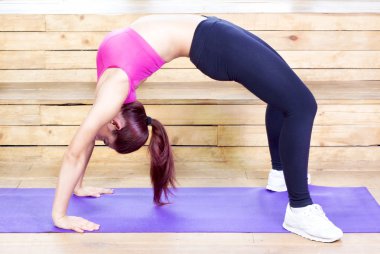 Atletik kadın streching. Fitness ve spor. Yoga kavramı. Spor.