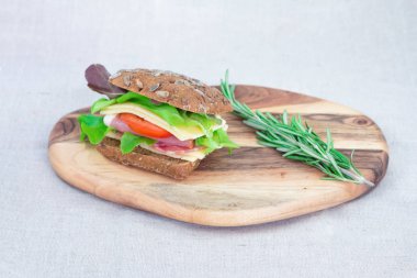 Çavdar ekmeği, domates, jambon ve Peynir Biberiye ile sandviçle kapatın