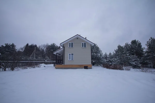 Pequeña casa de campo en invierno — Foto de Stock