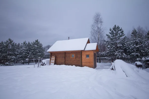 Klein landhuis op winter — Stockfoto