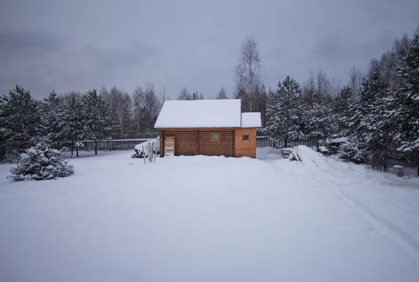 Malý venkovský dům v zimě — Stock fotografie