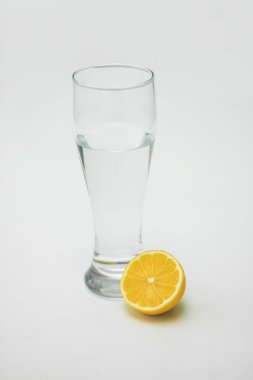 Bir bardak limonlu su