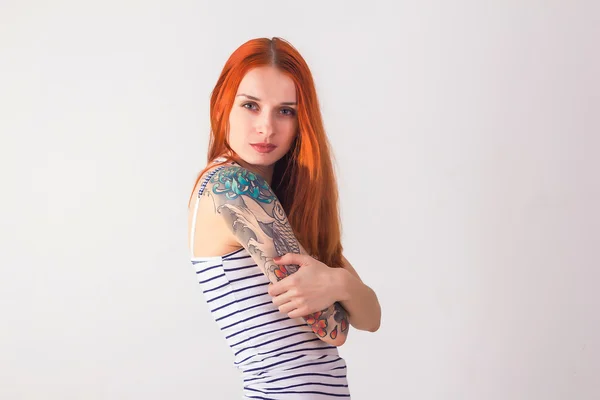 Ernstige jonge vrouw met tattoo — Stockfoto