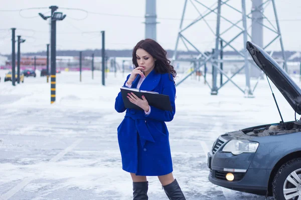 Retrato de mujer atractiva leyendo un coche manual — Foto de Stock