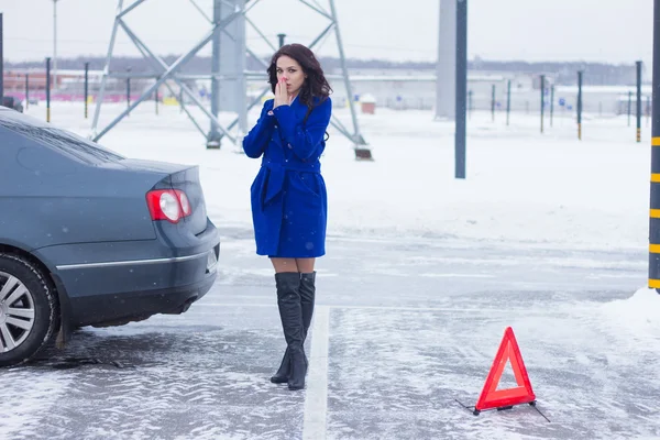 Donna congelata riscalda le mani sulla strada e in attesa di un carro attrezzi — Foto Stock