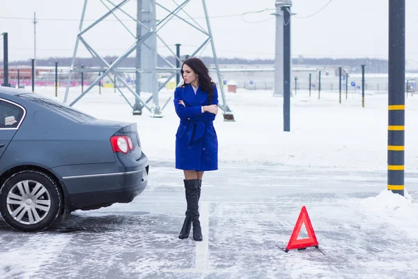 魅力的な女性を見て彼女壊れた車 — ストック写真